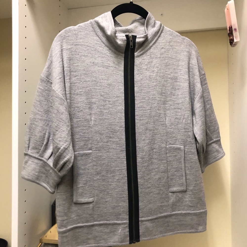BCBG gently worn short sleeve sweater szS